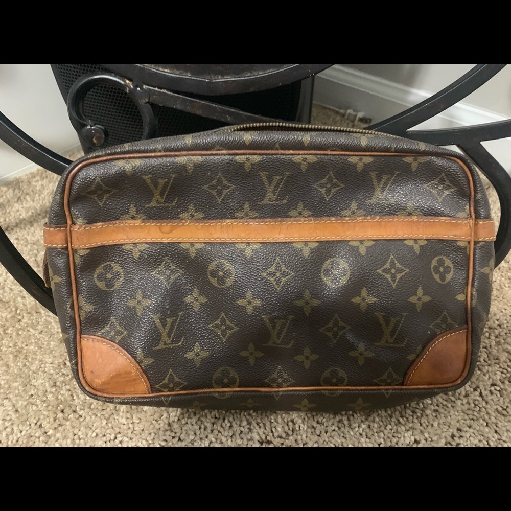 Preloved cosmetic bag.